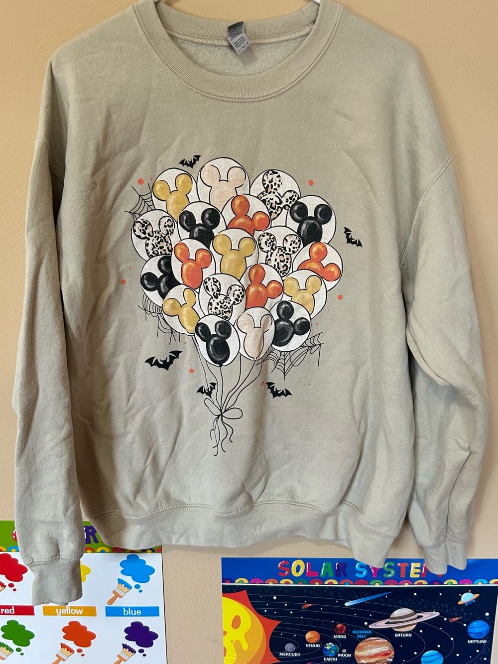 Gildan Beige Crewneck Sweatshirt with Festive Balloon Graphic